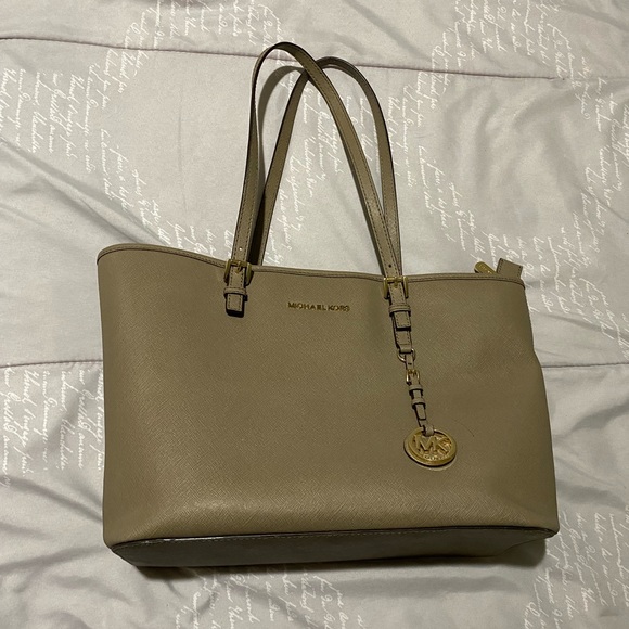 Michael Kors Handbags - ⭐️HP⭐️Michael Kors Jet Set Large Tote Bag